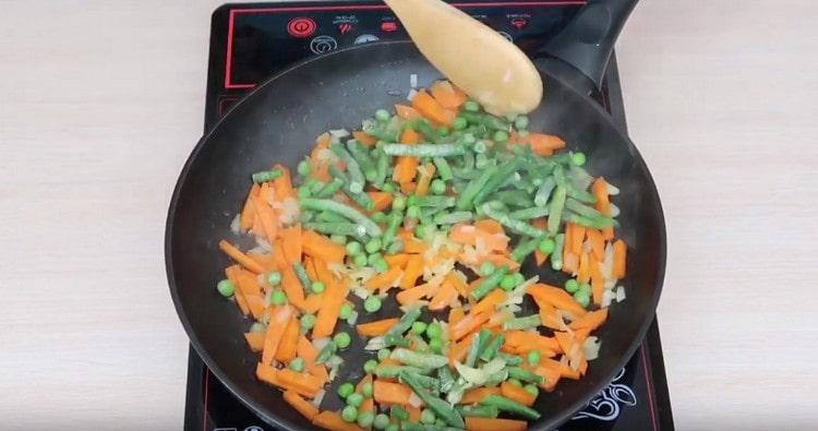 Fügen Sie grüne Erbsen und grüne Bohnen dem Gemüse hinzu.