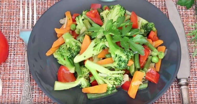 Mit diesem Rezept für gefrorenen Brokkoli können Sie schnell einen originalen warmen Gemüsesalat zubereiten.