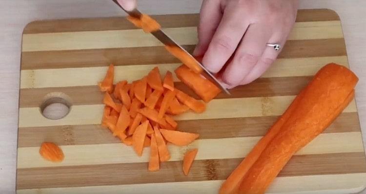 Нарежете морковите на ивици.