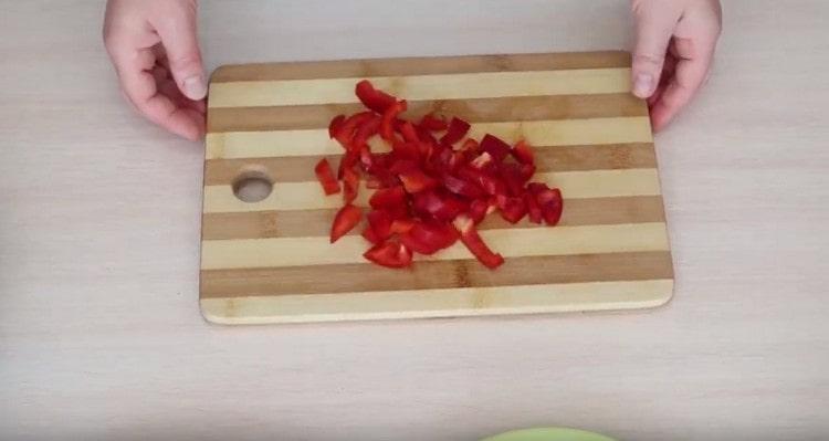 Leikkaa suikaleiksi myös paprika.