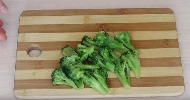 Broccoli tagliati a pezzi più piccoli.