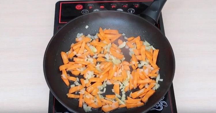 Karotten in die Pfanne geben.