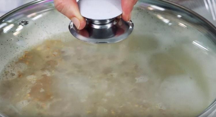 Cottura del porridge sotto il coperchio.