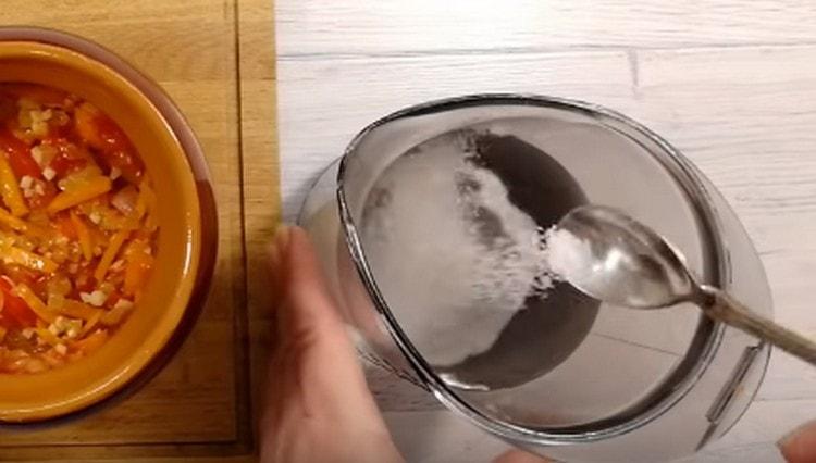 Διαλύστε το αλάτι στο νερό.