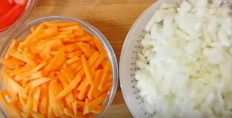 Taglia cipolle, pomodori, carote.