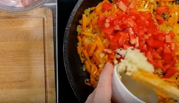 Macina l'aglio e aggiungi alle verdure.