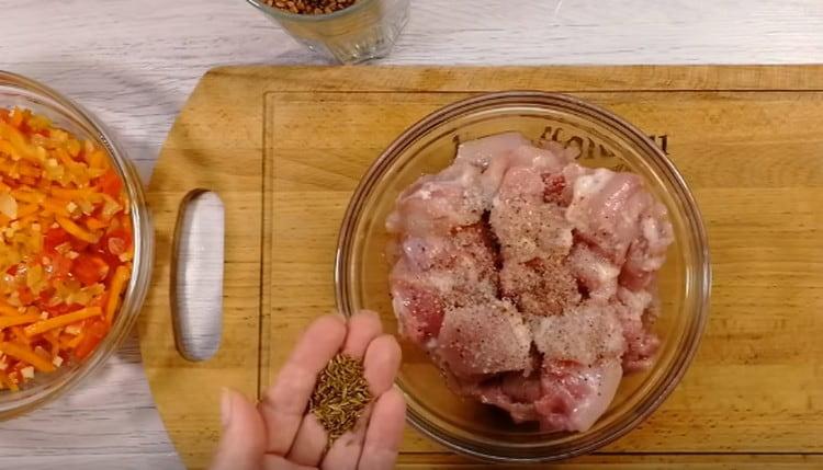 Į mėsą įpilkite prieskonių ir druskos.