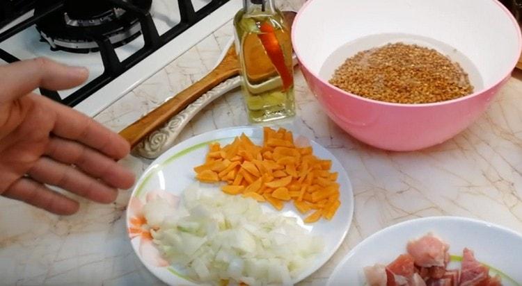 Tritare cipolle e carote.