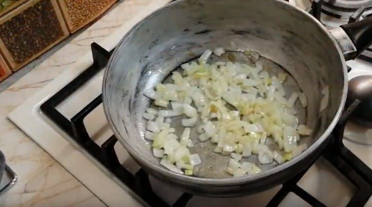 يقلى البصل في الزيت النباتي.
