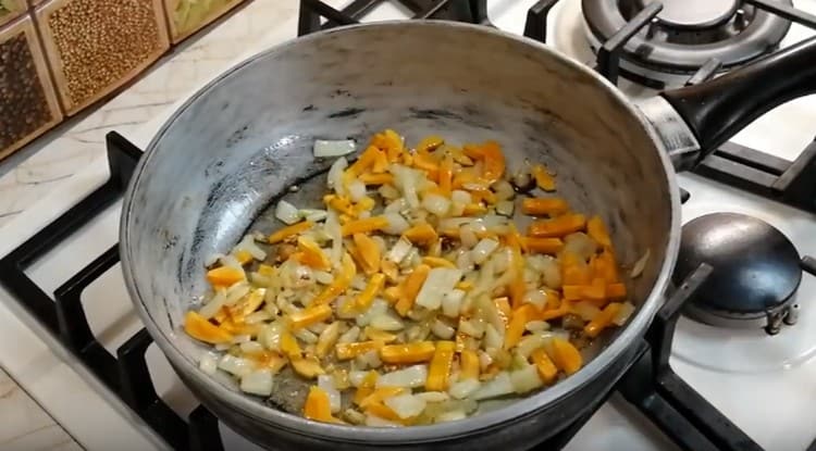 Aggiungi la carota alla cipolla.