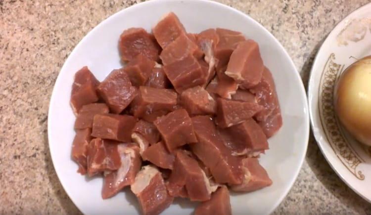 قطع اللحم إلى قطع.