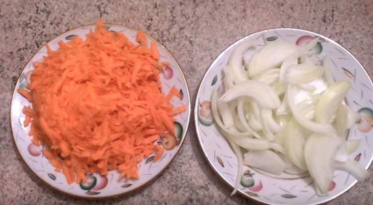 Τσιγαρίστε τα καρότα, κόψτε τα κρεμμύδια στα μισά δαχτυλίδια.