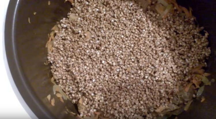 Mettiamo il grano saraceno in una pentola a cottura lenta.