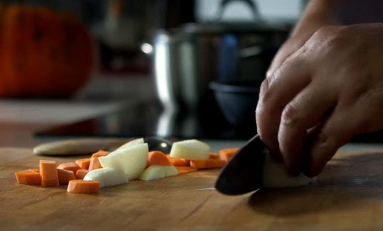 Нарежете лука, моркова, чесъна.