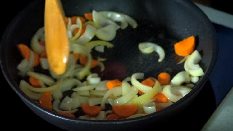 Friggere le cipolle con le carote.