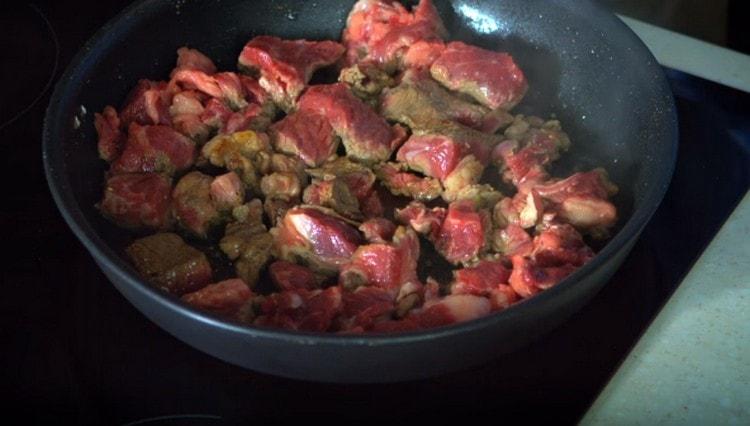 Süssük meg a húst egy serpenyőben.