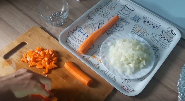 Нарежете морковите на малки кубчета.