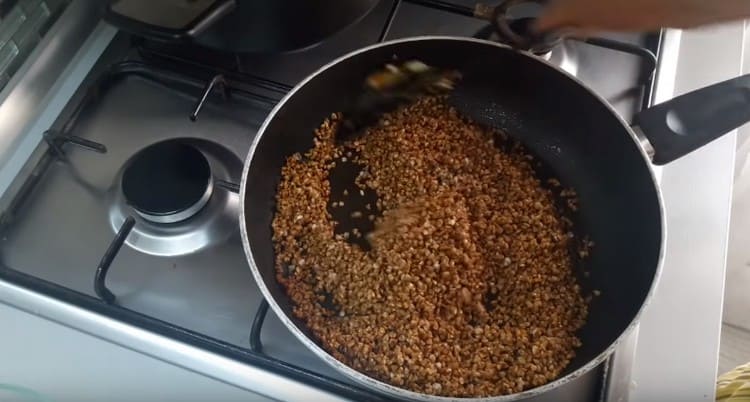 Il grano saraceno è fritto in una padella separata con burro.