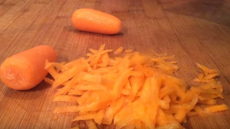 Смелете лука, морковите и чушките.
