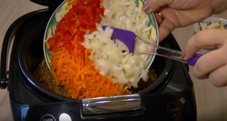 Στο κύπελλο του multicooker, βάλτε το κοτόπουλο, μετά το φαγόπυρο, και στη συνέχεια τα λαχανικά.