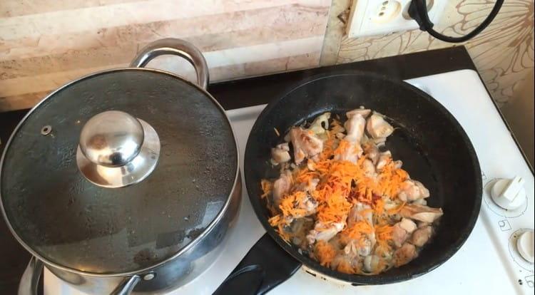 Į vištieną su svogūnais sudėkite morkas ir pomidorų pastą.