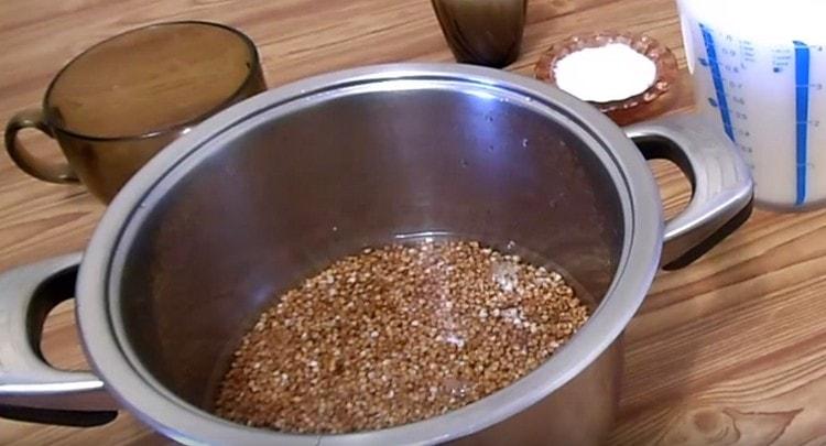 Mettiamo il grano saraceno in una padella, versiamo acqua.
