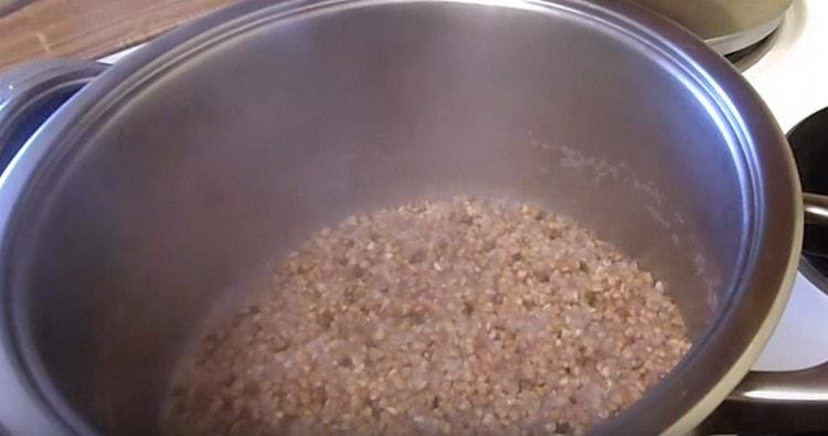 Cuocere il grano saraceno fino a quando l'acqua evapora.