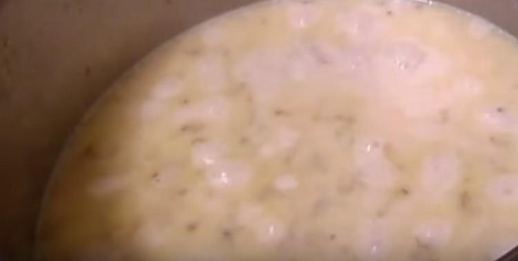 Cuocere il grano saraceno con il latte sotto il coperchio.