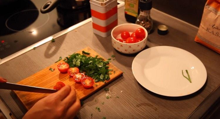 Petražoles susmulkinkite, vyšninius pomidorus perpjaukite per pusę.