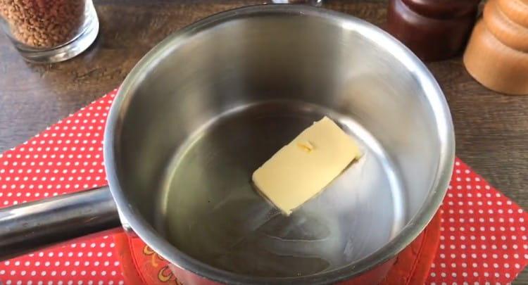 Vložte do másla kousek másla.