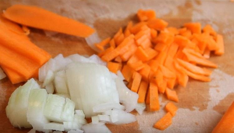 Нарежете моркова на кубче.