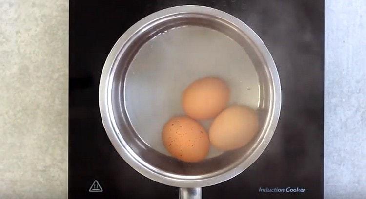 Kypsennä kovat keitetyt munat.