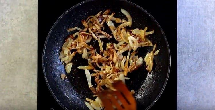 Fry ang sibuyas hanggang ginintuang kayumanggi.