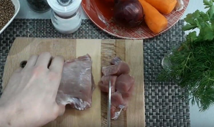 Κόψτε το χοιρινό σε φέτες.