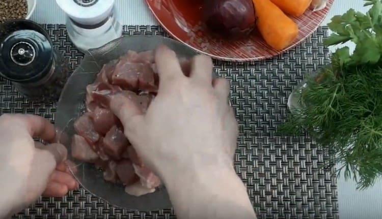 Смесете месото със сол и черен пипер.
