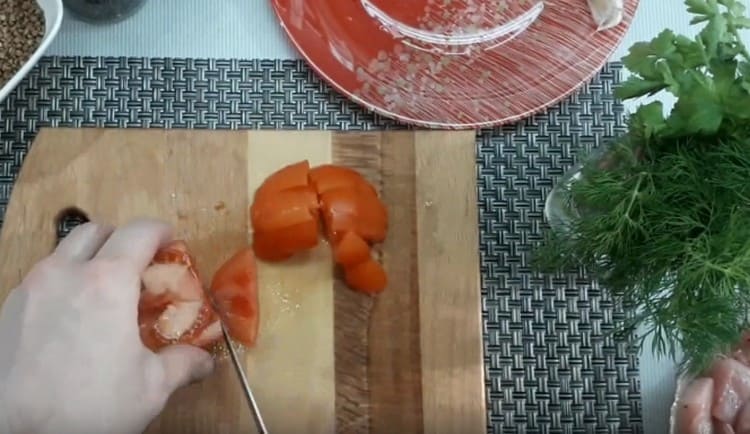 Die Tomate in Viertelringe schneiden.