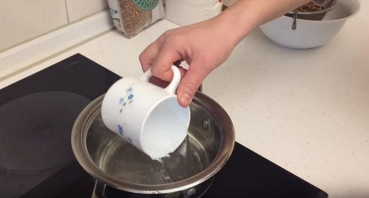 Gießen Sie Wasser in einen Topf.