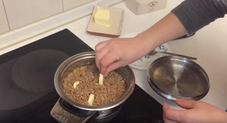 Um den auf Wasser gekochten Buchweizenbrei köstlicher zu machen, fügen Sie Butter hinzu.