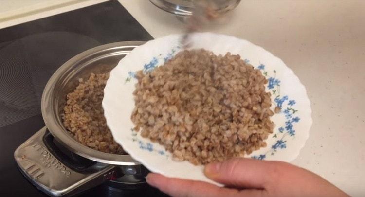 Tale porridge di grano saraceno sarà un buon contorno per diversi piatti.