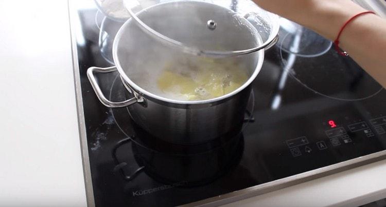 يُسكب الزنجبيل بالماء ويُطهى لمدة 15 دقيقة.