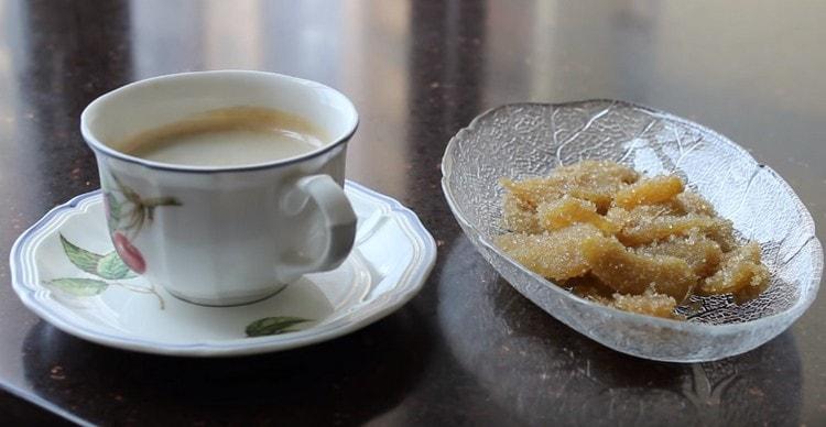Ingwer in Zucker ist eine gute Ergänzung zu Tee und Kaffee.