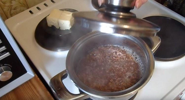 Copri il porridge con un coperchio e cuoci a fuoco basso.