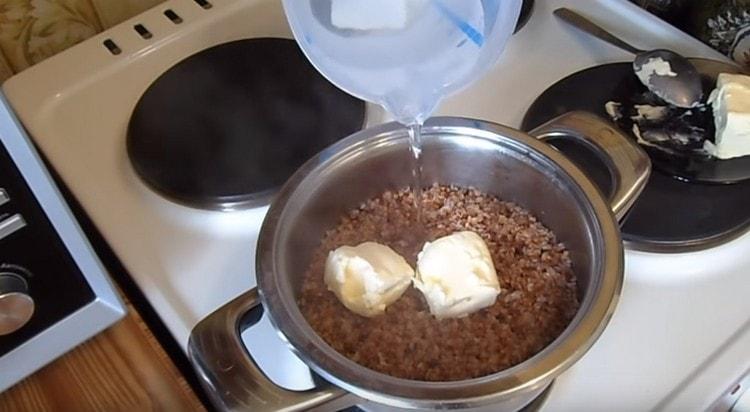 Σε σχεδόν τελειωμένο φαγόπυρο, προσθέστε βούτυρο και λίγο νερό.