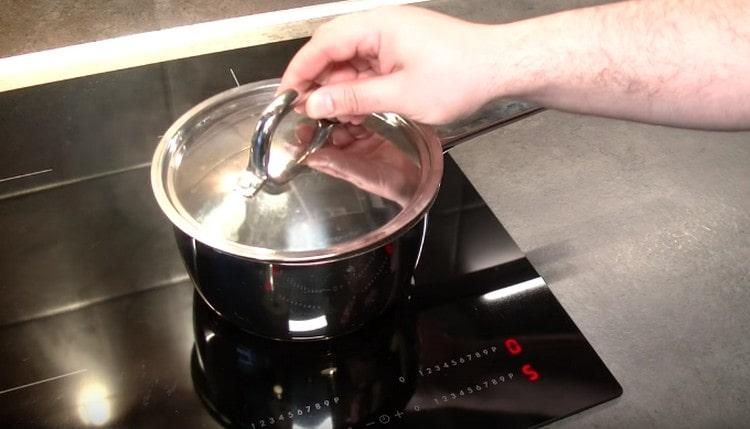 Snižte teplotu a vařte ovesnou kaši pod víkem.