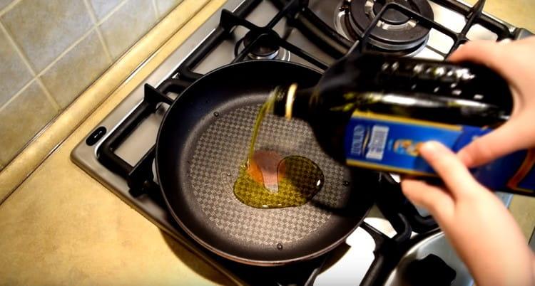 Scalda l'olio d'oliva in una padella.