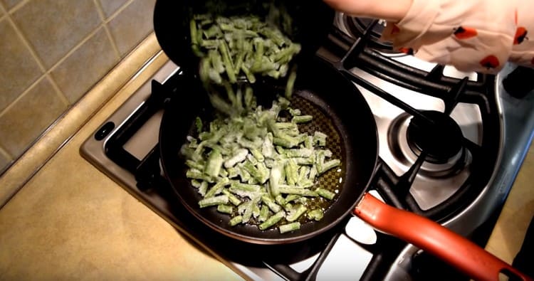 Zmrazené zelené fazolky rozetřete v horkém oleji.