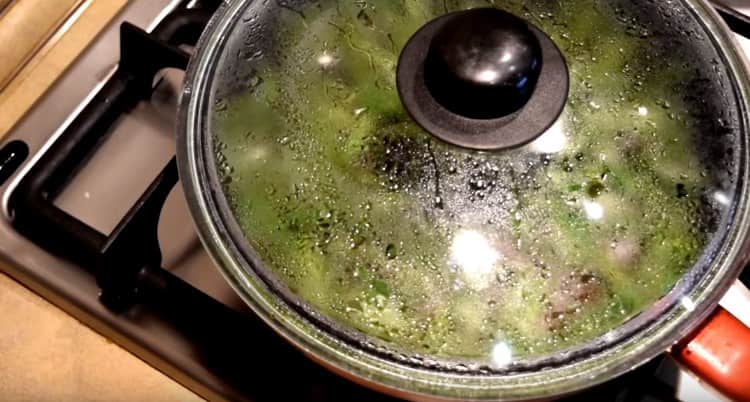 μαγειρέψτε ένα πιάτο κάτω από το καπάκι για αρκετά λεπτά.