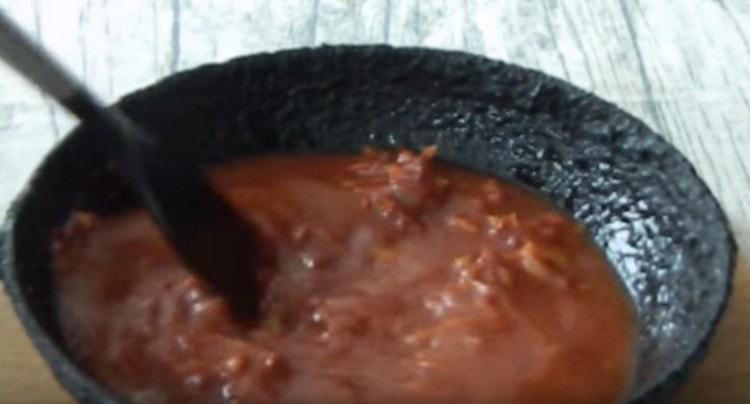 Добавете доматеното пюре, водата и пригответе соса, докато се сгъсти.