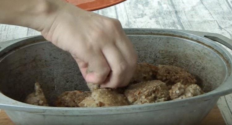 Βάλτε τα τηγανισμένα κοτολέτα σε μια κατσαρόλα ή παπάκια.