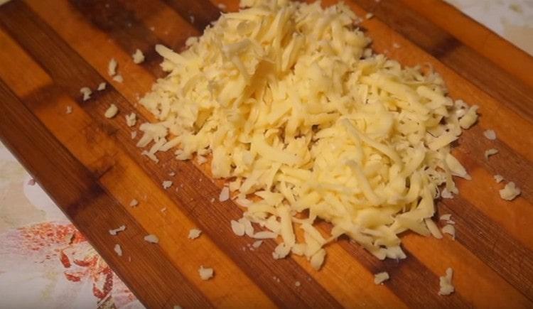 Настържете сиренето.